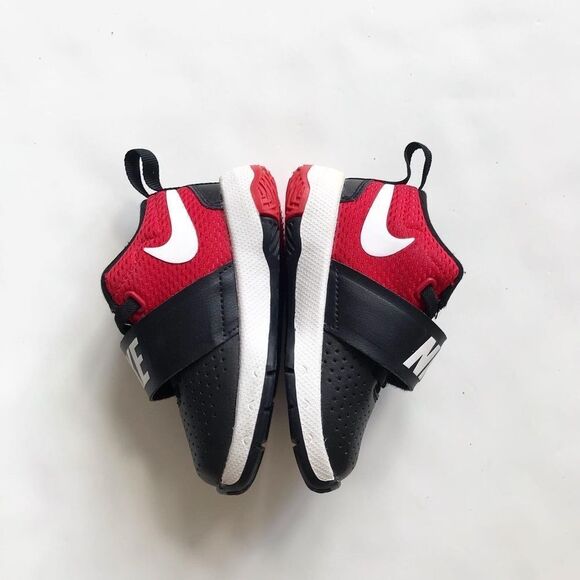 Nike black/red team hustle D8 sneakers EUC size 5 - Picture 2 of 8